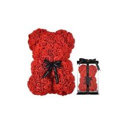 Ours en bouton de roses rouges